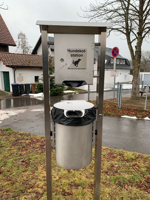 Ordnungsgemäße Entsorgung an einer Hundekotstation möglich